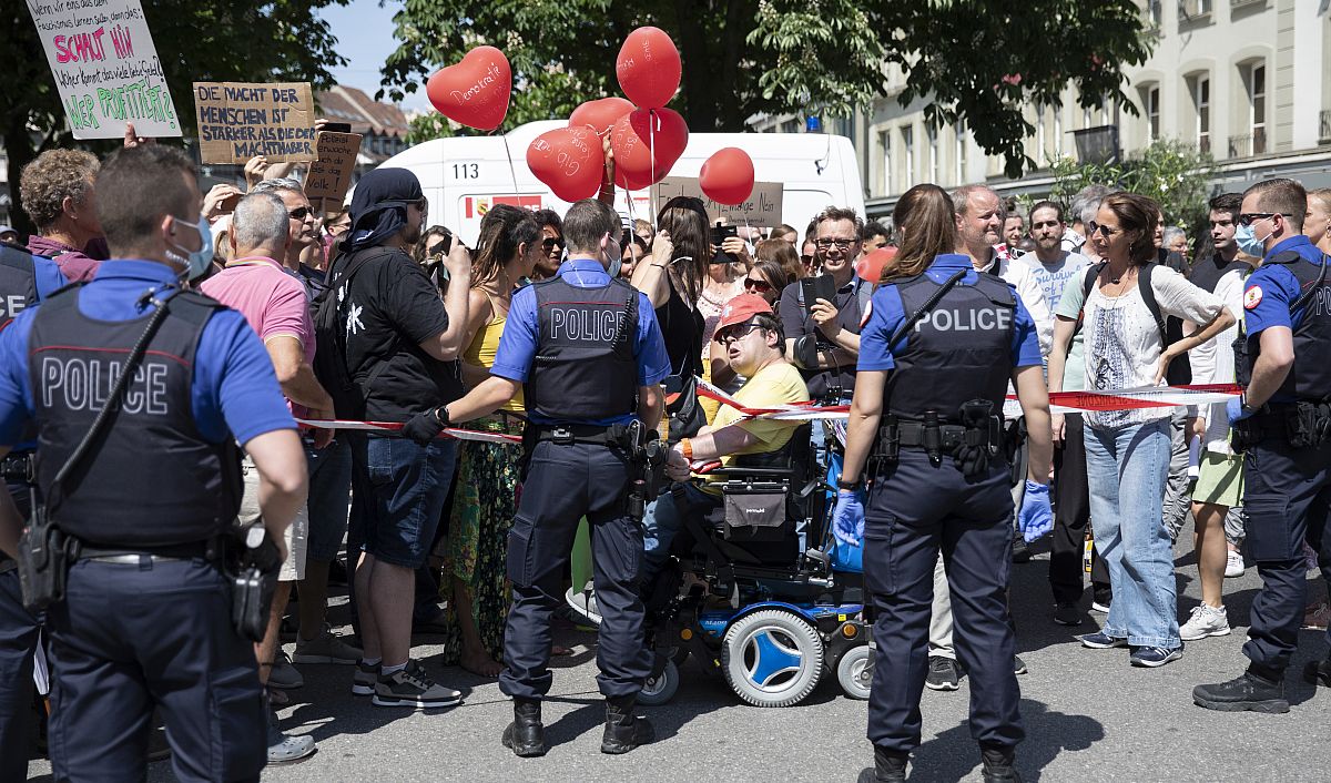 Stotine Švicaraca prosvjedovalo protiv ograničenja kretanja