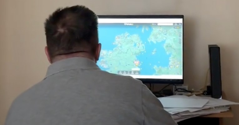 Odrasli sin se ukrcao u avion, gesta njegovog oca je dirnula mnoge