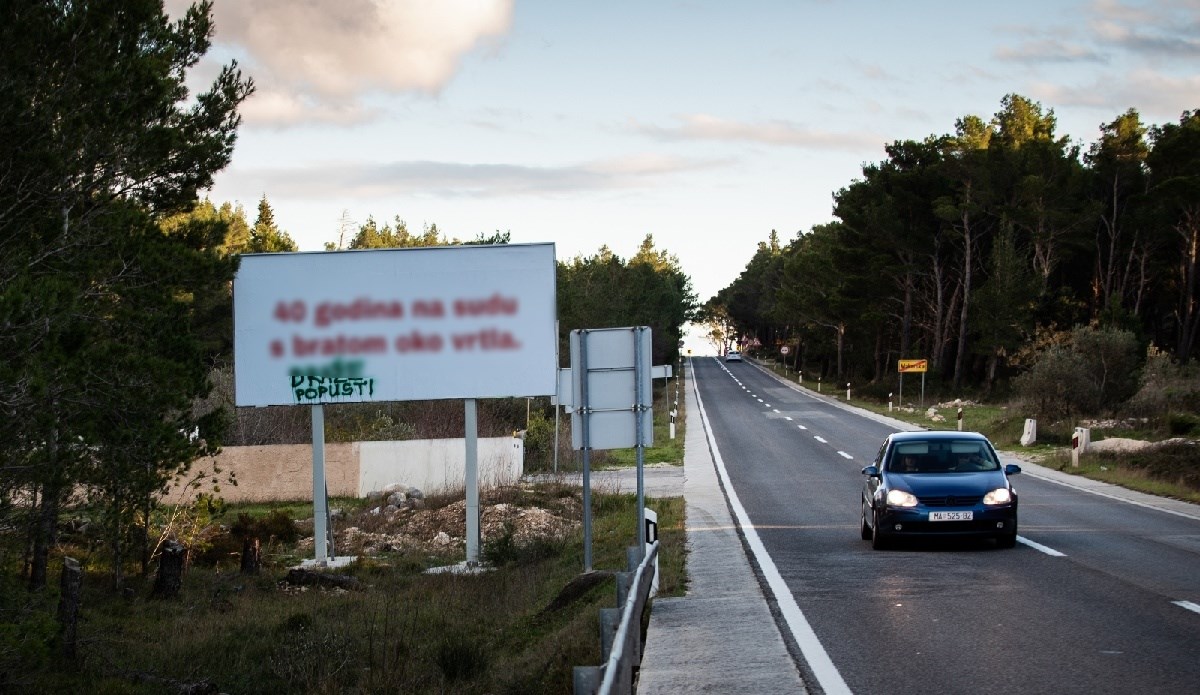 U Makarskoj osvanuo jumbo plakat o posvađanoj obitelji, evo što piše na njemu