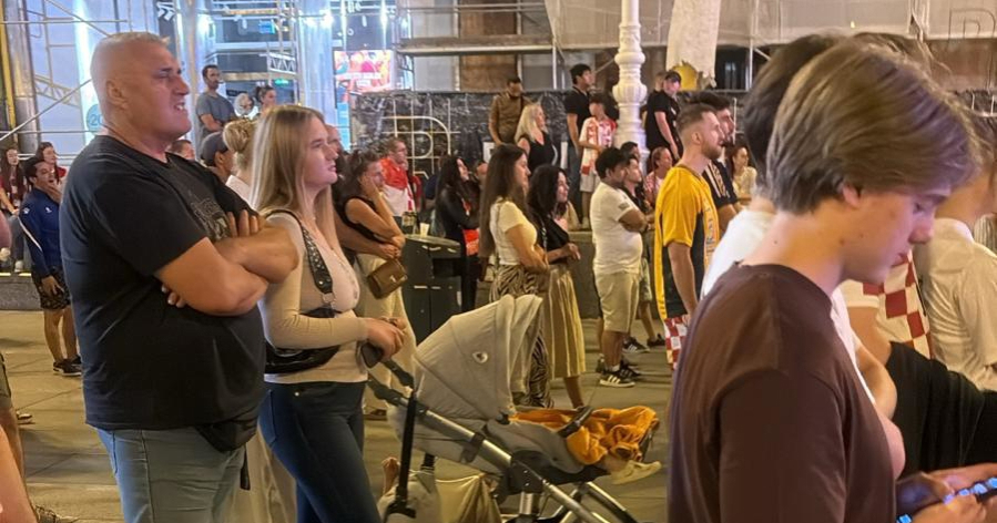 Mame s djecom navijaju na Trgu: "Da se mene pita, ja bih odavno spavala"