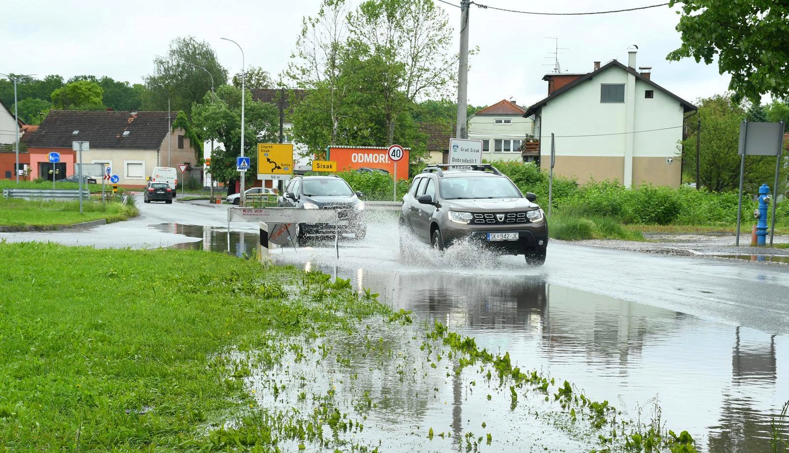 Ceste negdje mokre i skliske, na nekim mjestima i dalje zatvorene zbog poplava