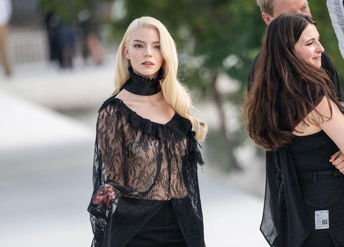 Anya Taylor-Joy pojavila se u Parizu u čipkastom topu bez grudnjaka
