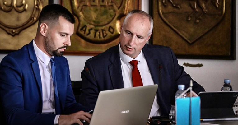 Grad Split nabavlja brutalno skupe nove laptope