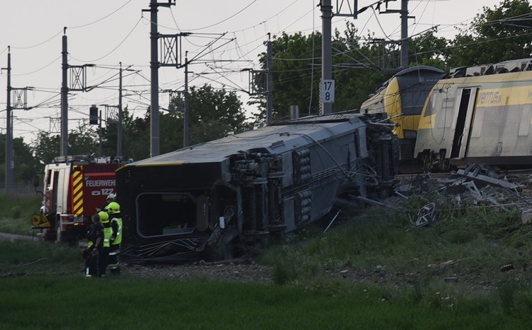 U Njemačkoj vlak iskočio iz tračnica nakon sudara s busom, ima ozlijeđenih