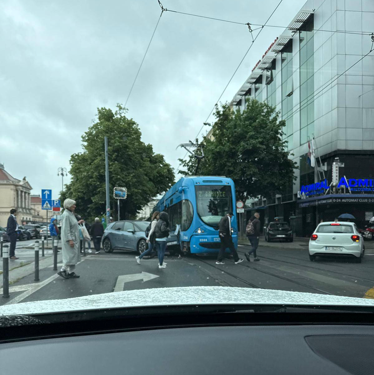 Sudarili se tramvaj i auto kod Glavnog kolodvora u Zagrebu