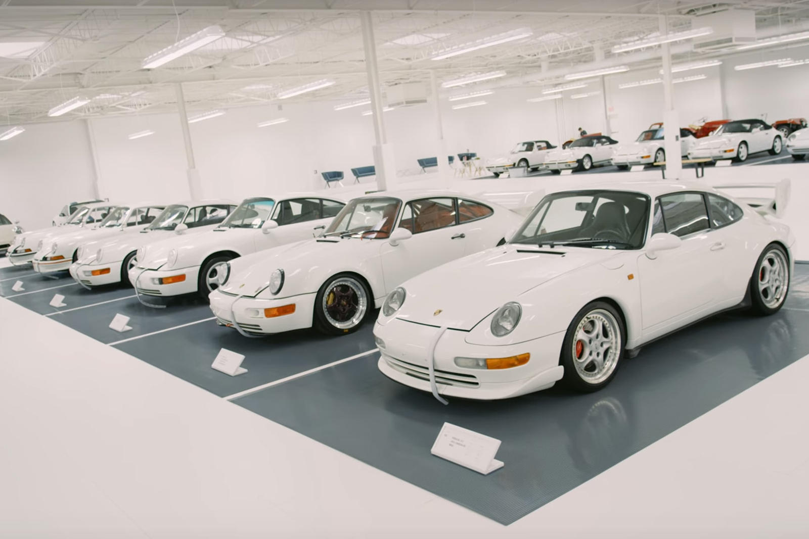 Najveća kolekcija bijelih Porschea je zemaljski raj u koji se ulazi u čarapama