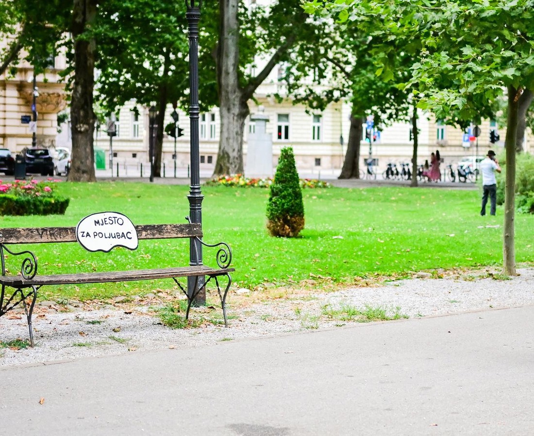 U Zagrebu osvanula klupa sa zanimljivim natpisom. Biste li sjeli na nju?