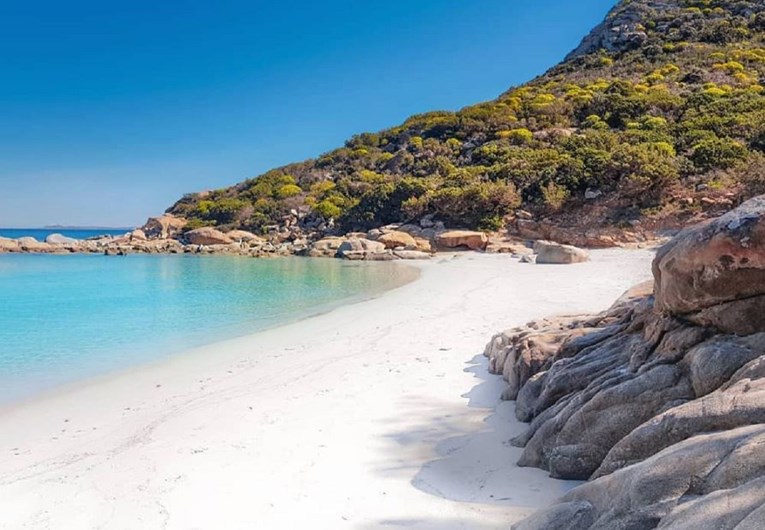 Turist koji je pijesak s plaže uzeo u bocama mora platiti 1000 eura kazne