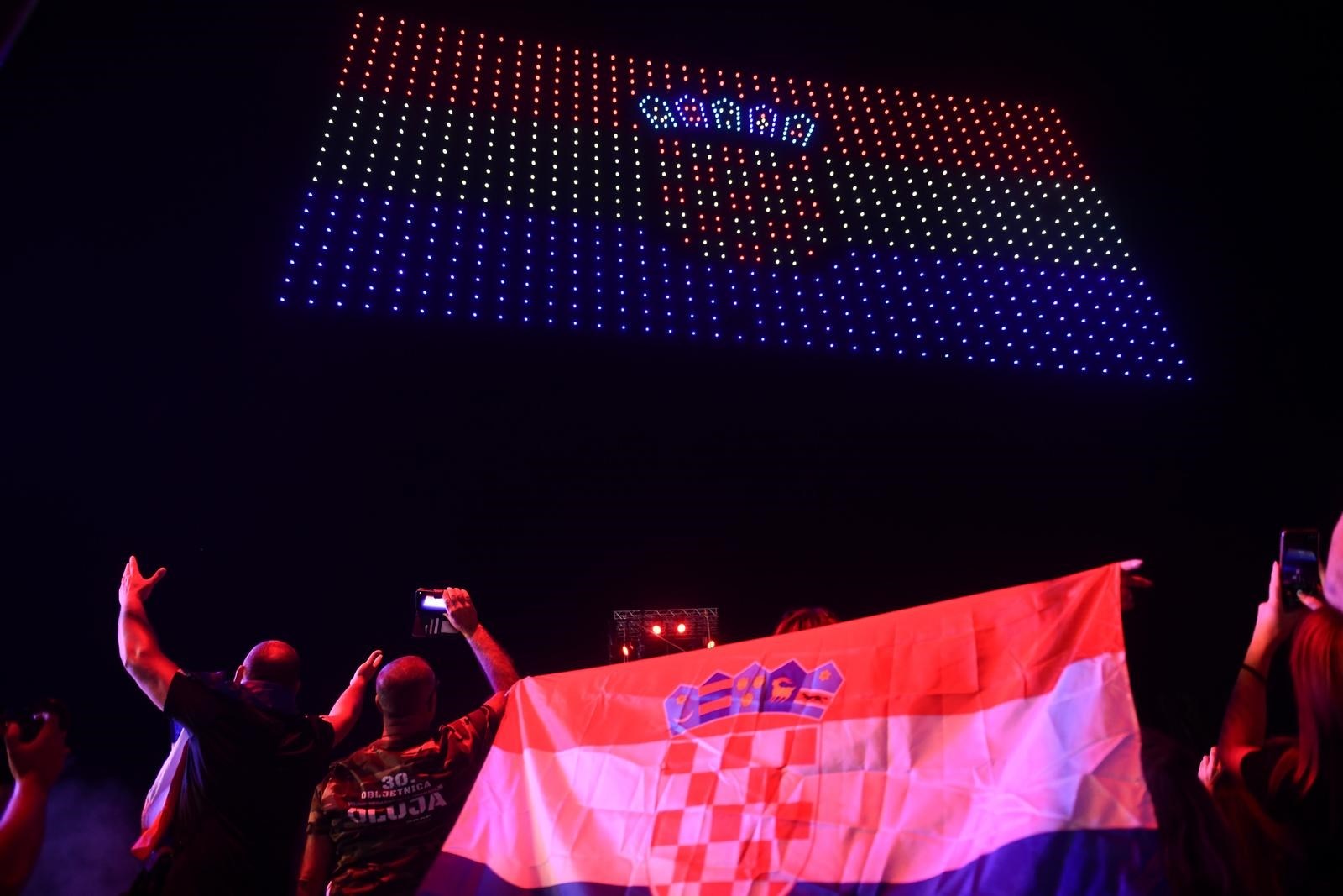 Thompson izveo pjesmu Oluja, dronovi na nebu stvorili hrvatsku zastavu