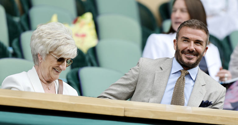 David Beckham snimljen na Wimbledonu, bio je s majkom Sandrom
