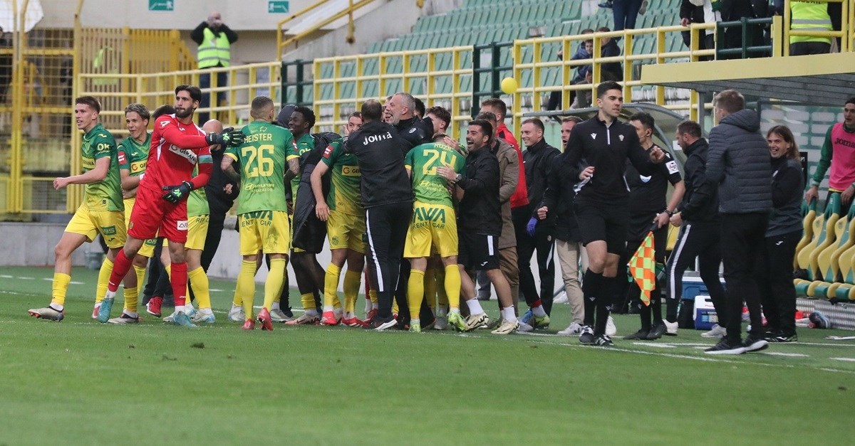 Naguravanje na kraju utakmice u Puli. Igrač Osijeka dobio izravni crveni karton