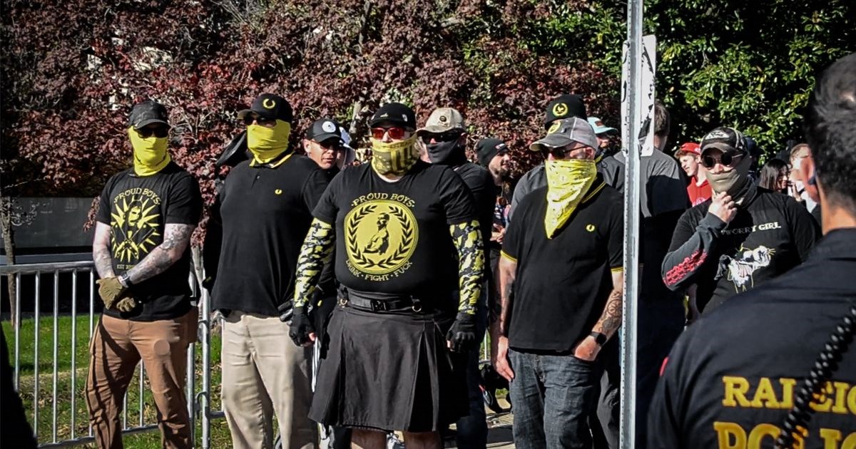 Trumpovi Proud Boys suočili se s Antifom: "Istrijebit ćemo vas"