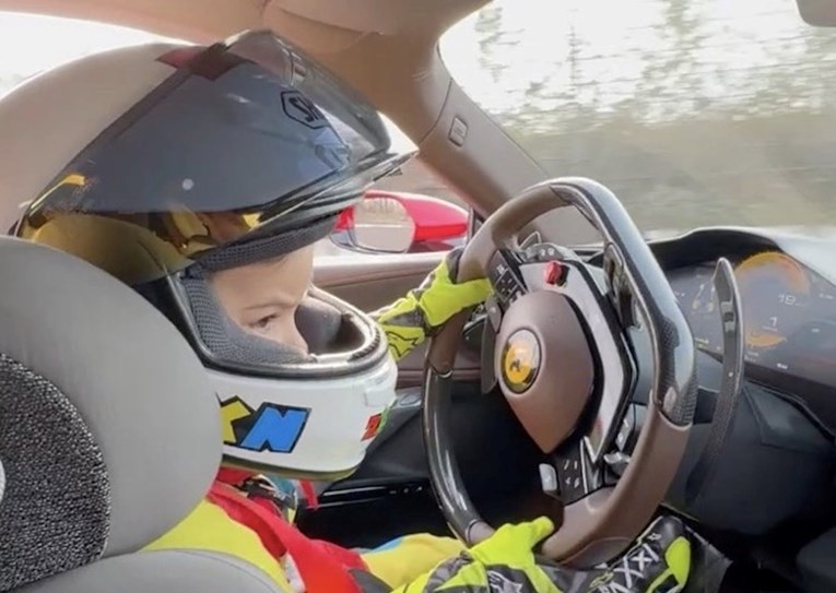 VIDEO Pogledajte što trogodišnjak radi u Ferrariju od tisuću konja