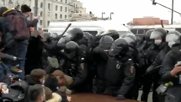 Žestoki sukobi diljem Rusije, uhićene tisuće prosvjednika: "Putin je lopov"