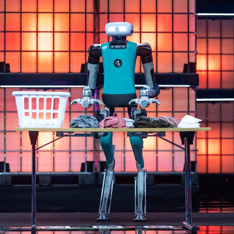 Japanski AI robot oblači čarape starijima, peče jaja i slaže rublje