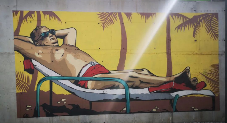 U Rovinju osvanuo mural Tita kako se sunča pod palmama u crvenim gaćama