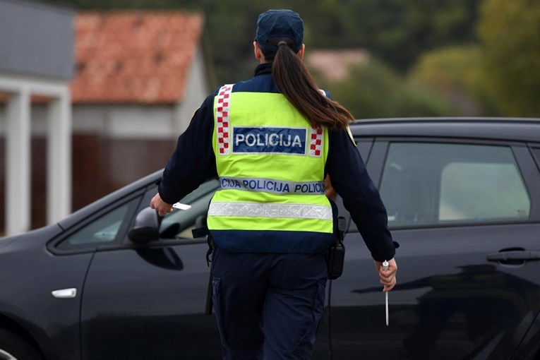 U Velikoj Gorici vozili bez dozvola. Mladić policiji dao krivotvorenu vozačku