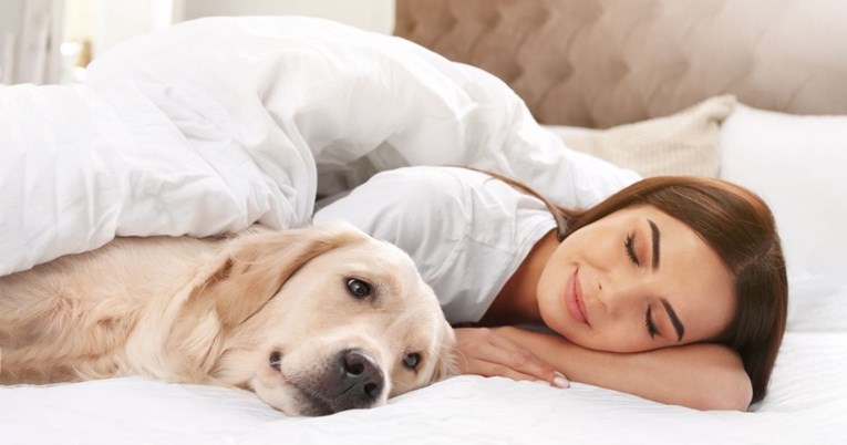 Žene bolje spavaju pored pasa nego pored muškaraca, tvrdi istraživanje