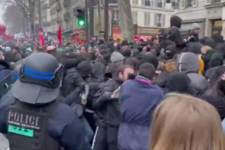 VIDEO Neredi na ulicama u Francuskoj. Učenici prosvjeduju, sukobili se s policijom