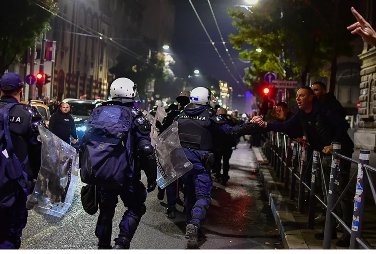 Je li ovo fotka večeri? Policajac pozdravlja čovjeka koji slavi Vučićev pad