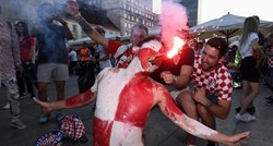 Turist u centru Zagreba obojio tijelo u crvenu i bijelu pa navijao s bakljom u ustima