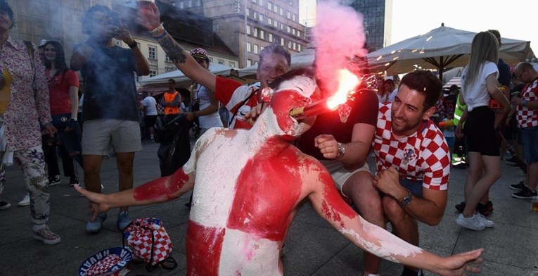 Turist u centru Zagreba obojio tijelo u crvenu i bijelu pa navijao s bakljom u ustima