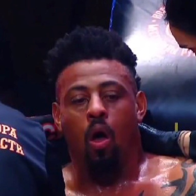 VIDEO Kontroverzna bivša UFC zvijezda predala meč zbog napada astme