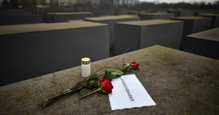 U Berlinu čekićem oštetio spomenik Holokaustu, kažnjen s 3200 eura