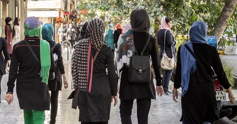 Iransko ministarstvo: Studentice i učenice bez hidžaba ne smiju na nastavu