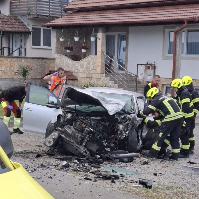 Teška prometna kod Požege, jedna osoba poginula. Vatrogasci rezali lim da izvuku ljude