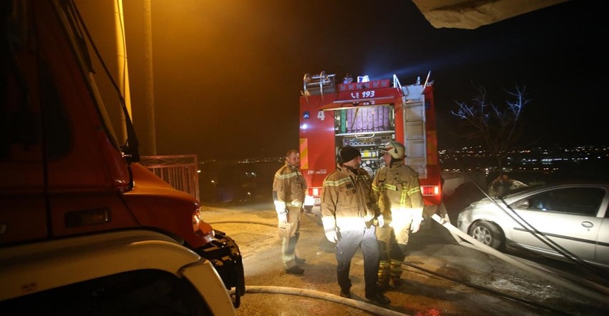 Dva požara u Dalmaciji: Zapalio se auto u Kaštelima i šank u Trogiru