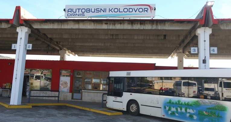 Drnišanin (30) u autobusu ukrao 2 kartice pa na benzinskoj potrošio 1450 eura