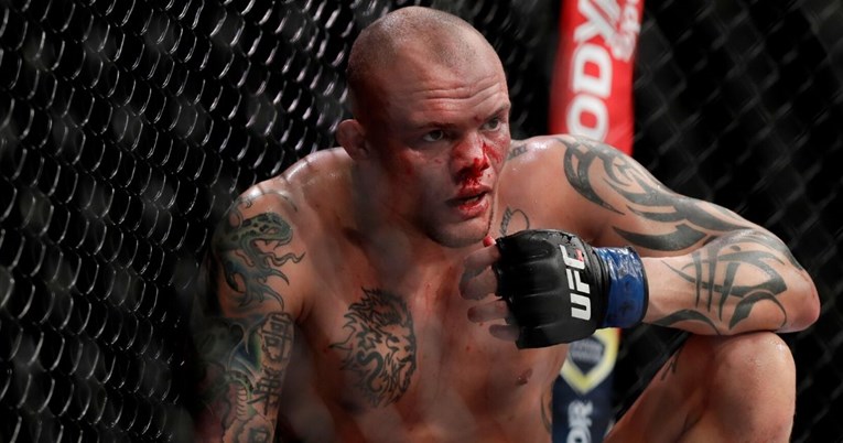 UFC-ovom borcu ispadali zubi od batina, legende šokirane: Treneru, koji ku*ac radiš?