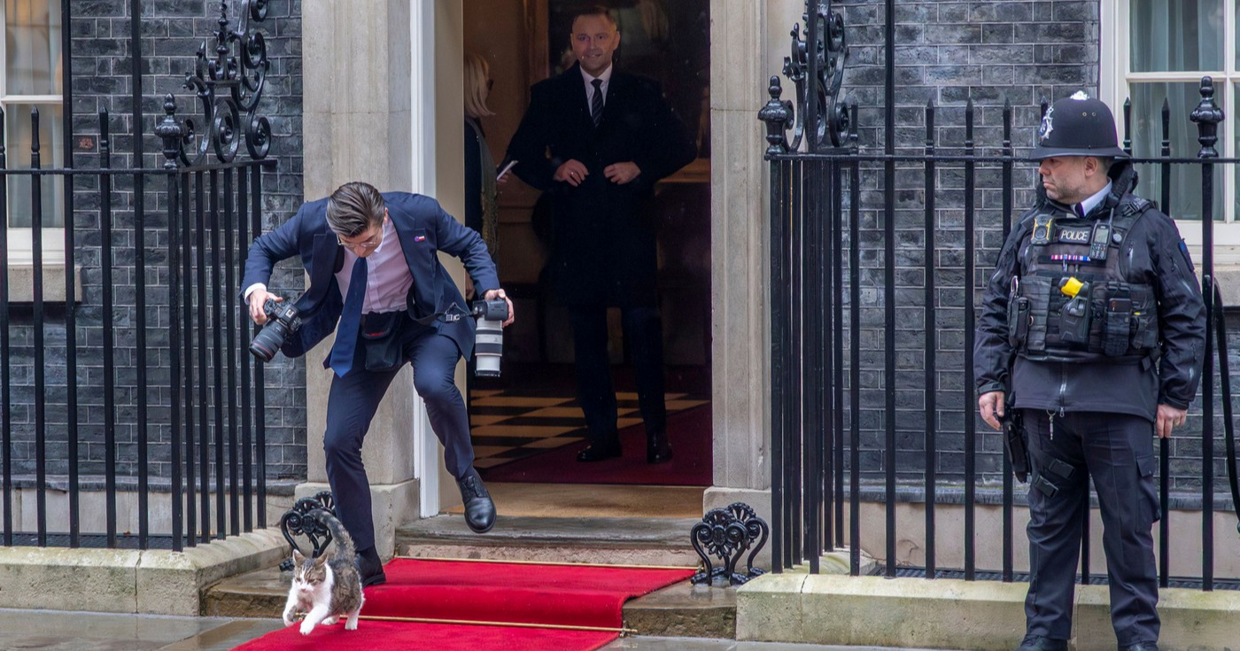 Skoro međunarodni incident. Fotograf predsjednika Poljske zapeo o mačka Larryja