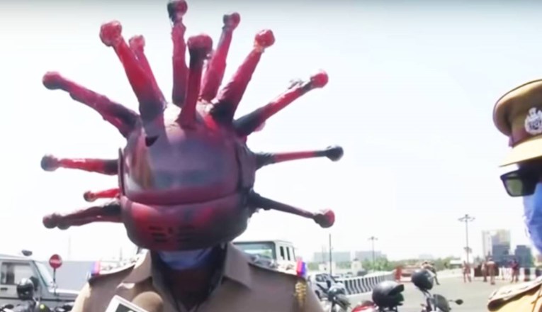 VIDEO Indijski policajac nosi koronavirus-kacigu dok zaustavlja građane