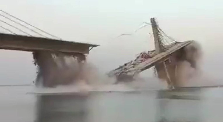 VIDEO U Indiji se za vrijeme gradnje srušio ogroman most, ovo je drugi put
