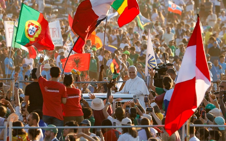Mladi satima po vrućini čekali papu. Hladili ih vodenim topovima