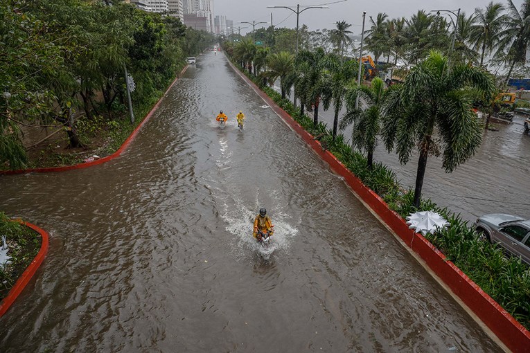 Tajfun pogodio Filipine, zbog visoke vode stanovnike spašavali čamcima