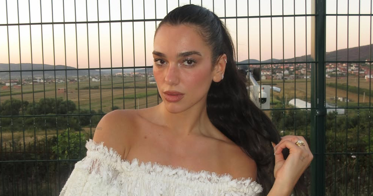 Dua Lipa na festival stigla u minijaturnom čipkastom kombinezonu