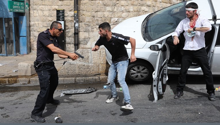 VIDEO Sukobi Palestinaca i izraelske policije se nastavljaju, stotine ozlijeđenih