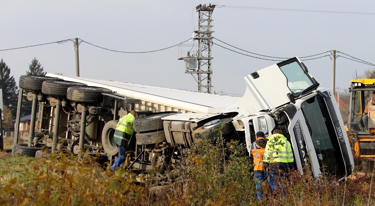 Kod Dugog Sela se sudarili kamion i kombi, šest ozlijeđenih. Vatrogasci rezali lim