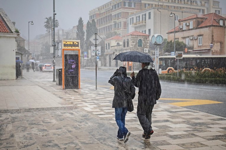 Osjetno će zahladiti do kraja tjedna, stalno će padati kiša. Negdje moguć i snijeg