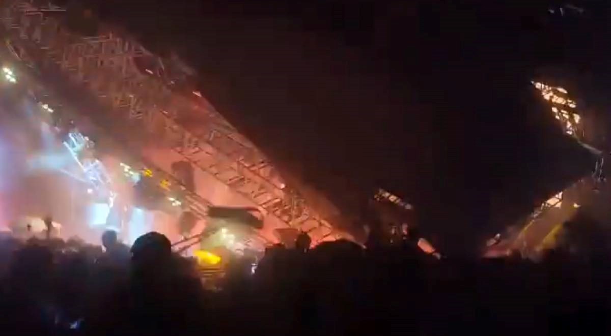 Srušila se pozornica na predizbornom skupu u Meksiku.  9 mrtvih, među njima dijete