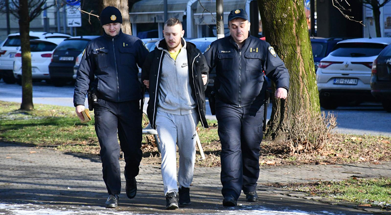 FOTO Mladić osumnjičen za brutalno premlaćivanje u Brodu ide u istražni zatvor