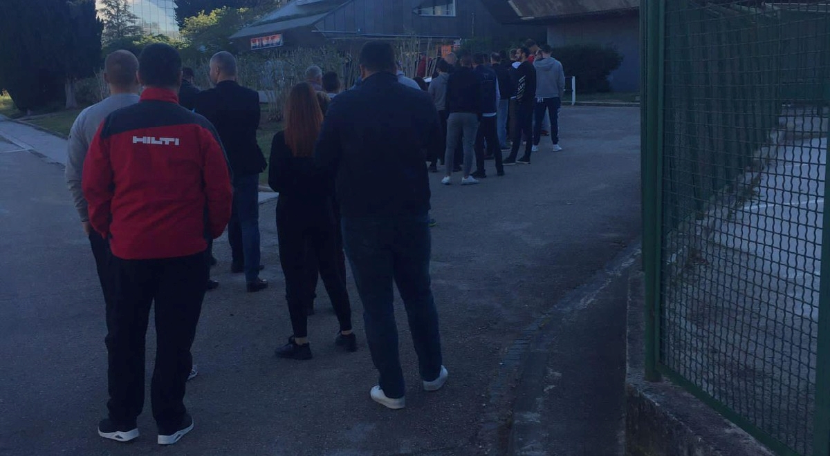 Pred Poljudom se od ranog jutra stvaraju redovi