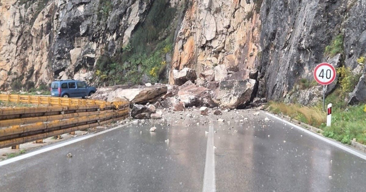 FOTO Ogromno kamenje zatrpalo cestu kod Makarske