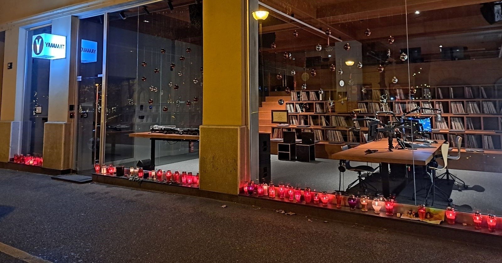 Poruke i svijeće za Šveca ispred Yammata: "Hvala za Frozen dok sam se vozila u vrtić"