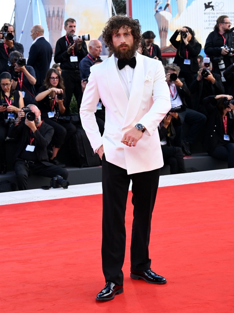 Gusta brada i duga kosa potpuno su promijenile slavnog glumca. Znate li tko je?