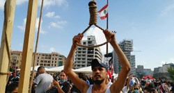 Prosvjednici u Bejrutu podigli vješala, objesili kartonske likove premijera i vlade