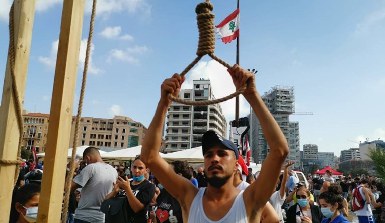 Prosvjednici u Bejrutu podigli vješala, objesili kartonske likove premijera i vlade